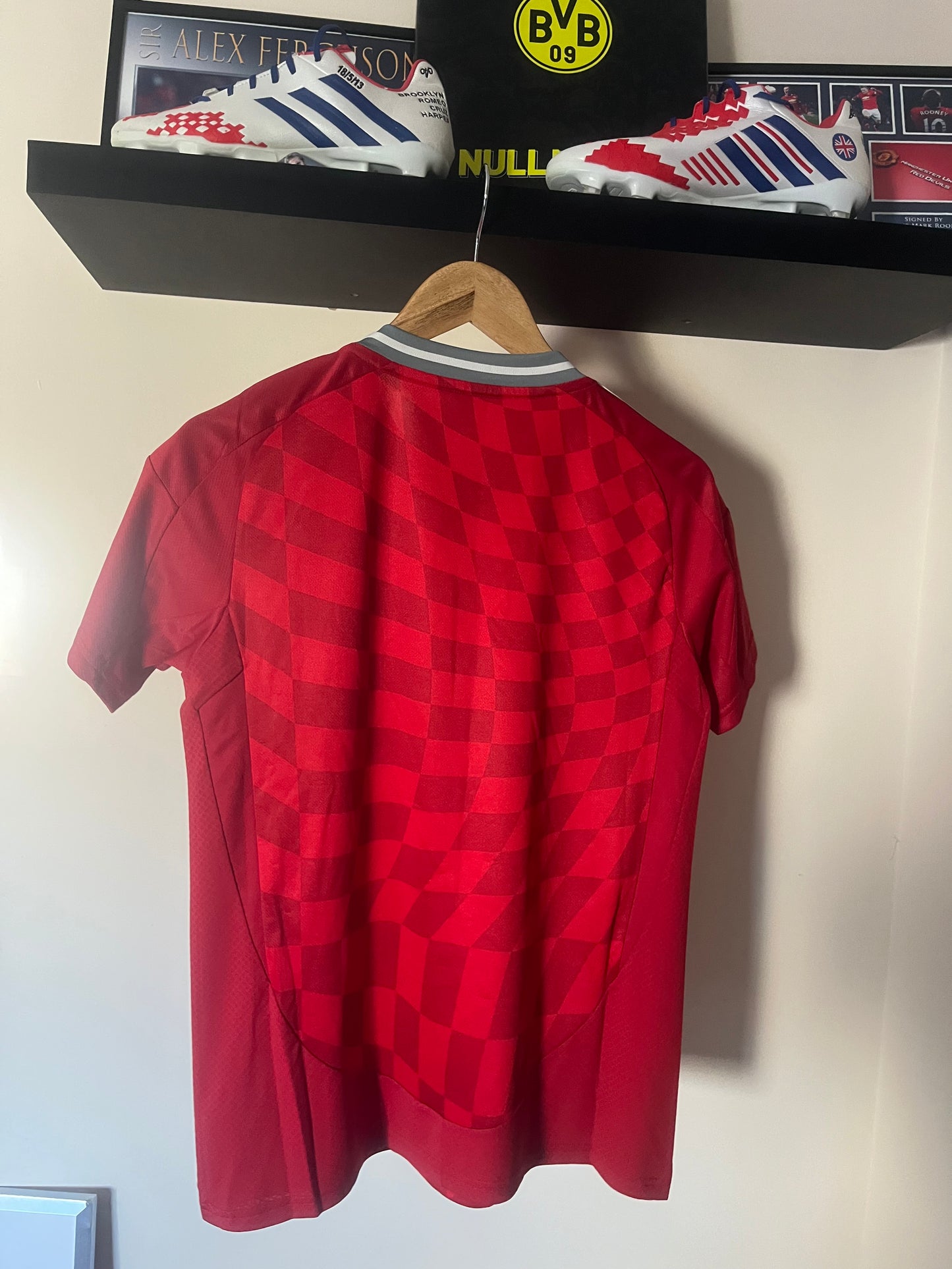 BNWT Aberdeen 2024/2025 Home Medium - Squad Signed