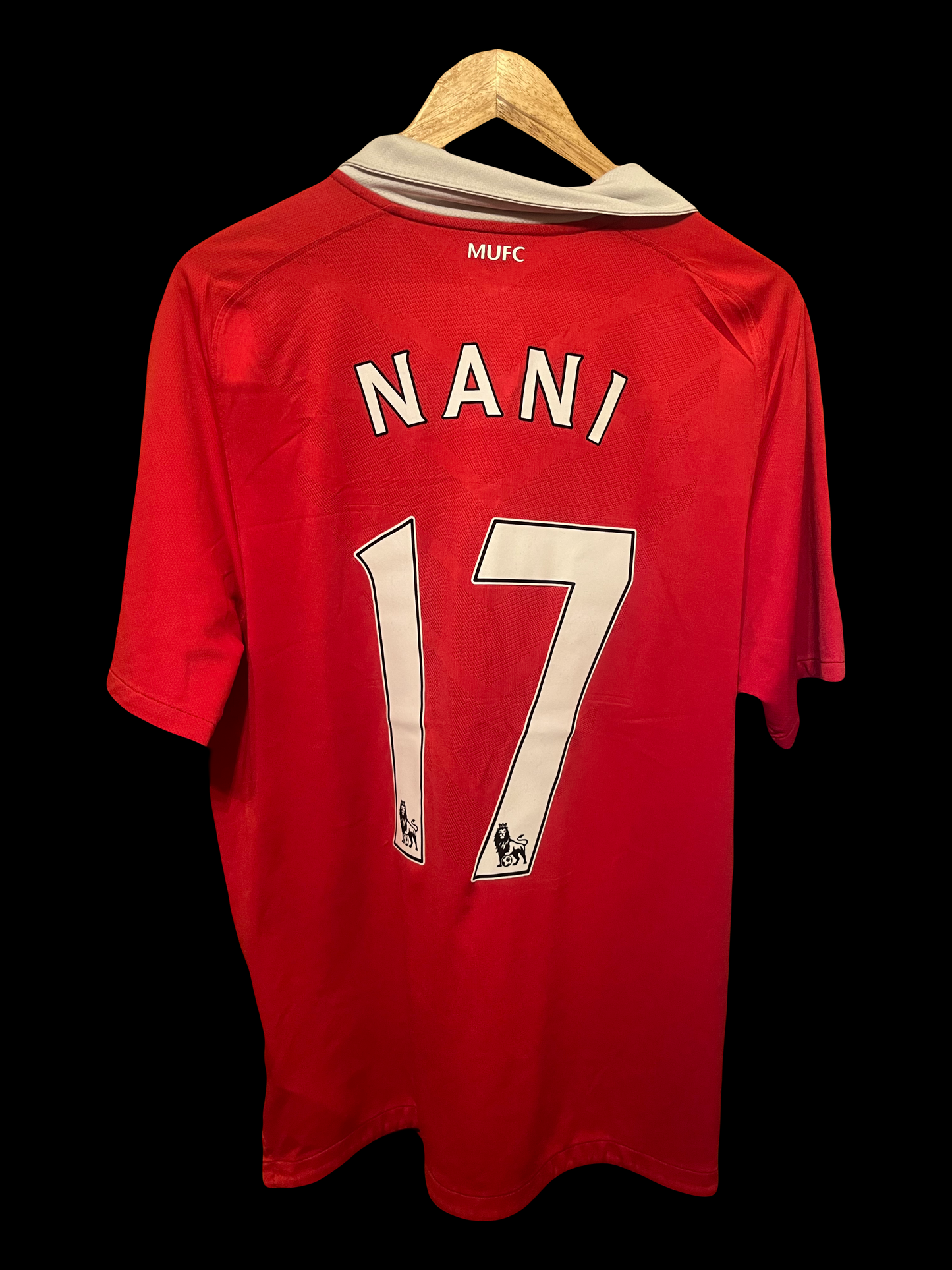 Manchester United 2010/2011 Home Football Shirt Large - Nani